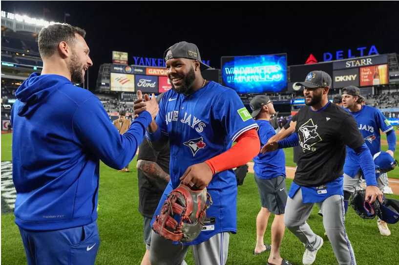 AZULEJOS DE TORONTO DOMINAN A LOS YANKEES Y REGRESAN A LA SERIE DE CAMPEONATO DE LA LIGA AMERICANA