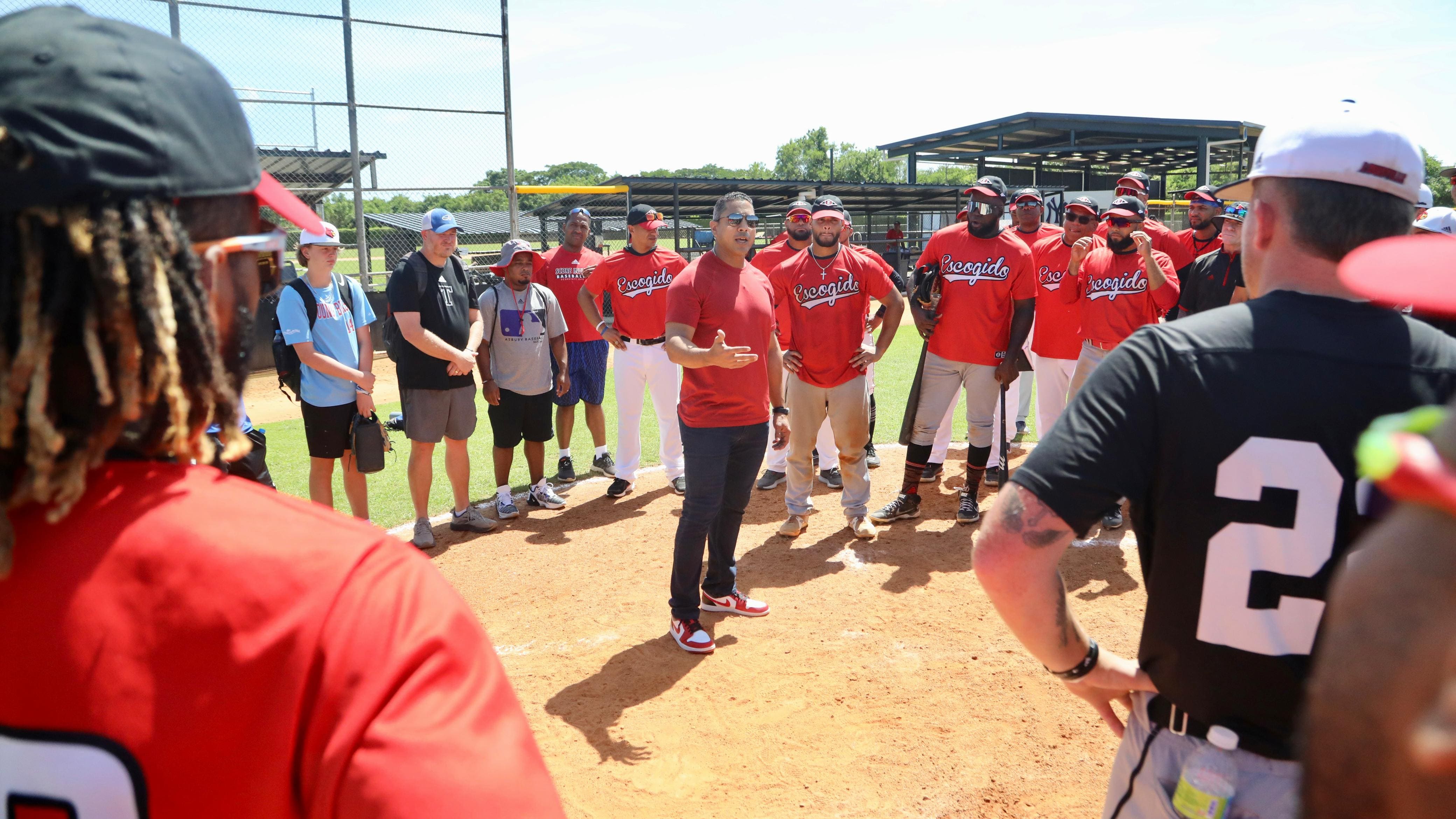 Ramírez dispuesto a aportar en grande al Escogido     SANTO DOMINGO.- Durante la temporada pasada, Emmanuel Ramírez fue el mejor relevista de los Leones del Escogido. Su meta para este torneo 2023-24 es seguir lanzando con calidad y así ayudar al club a ser campeón por decimoséptima vez en la Lidom.     “Le he dejado saber al dirigente (Víctor Estévez) mi disposición de ser utilizado como abridor o relevista. Aportaré en lo más que pueda en el rol en el que me necesiten”, declaró Ramírez.     “Lo que quiero es contribuir a la causa y ayudar a mi equipo (Escogido) a cumplir el propósito de ganar el campeonato. Esta será una temporada muy aguerrida y esperamos que Dios nos ayude a completar la meta”, siguió diciendo.     Durante el torneo 2022-23, el derecho de 29 años tuvo marca de 2-0, 1.03 de efectividad, 0.76 de WHIP y ponchó a 35 en 26.1 innings de serie regular.     Luego vio acción en el Round Robin con los Gigantes del Cibao, logrando un registro de 3-0, 1.80 de porcentaje de carreras limpias, 13 ponches y 0.40 de WHIP en 10.0 episodios.     “Le doy gracias a Dios por ese magnífico año que me dio. Me ayudó mucho como profesional”, comentó el nativo de Puerto Plata.     Esa buena labor le llevó a iniciar partidos este verano en la Liga Mexicana de Béisbol con los Acereros de Monclova, finalizando con 5-6, 4.02 de efectividad y 77 ponches en 87.1 capítulos y 17 salidas.     “Mi brazo ha respondido muy bien. Estamos trabajando fuerte y todo ha marchado en orden”, explicó.     Ramírez también destacó la armonía que existe en los Leones.     “Esto es una familia. Todos estamos muy unidos, siempre conversando sobre queremos hacer y las metas de ganar”, agregó.     Bautista dio jonrón en fogueo contra Louisville     Freuddy Bautista pegó un jonrón de dos carreras en el revés de los Leones 9-2 este domingo ante la Universidad de Louisville, en el estadio número dos del complejo de los Yankees de Nueva York.     Bautista pegó su jonrón por el jardín izquierdo ante el zurdo Sebastian Gongora y finalizó de 4-1 con dos producidas. Steward Berroa concluyó de 3-2 con una base robada, Sandber Pimentel de 3-2 con un boleto y una anotada, en tanto que Junior Lake se fue de 3-2 con una transferencia.     En cuanto a los lanzadores, el invitado Jasseel de la Cruz tiró 2.0 entradas de 2 hits y ninguna carrera. También se destacó Sammy Tavárez con 1.0 inning en blanco de 1 hit y 1 ponche. Lisandro Santos también trabajó 2.0 actos y ponchó a uno, aunque concedió 3 hits, 1 anotación.     El próximo encuentro de preparación de los melenudos (1-1) será este martes a las 11:00 de la mañana contra los Toros del Este en la academia de los Yankees.    Nuevas integraciones      Este fin de semana se integró al Escogido el gerente general Luis Rojas, además del infielder Francisco Urbáez y el lanzador refuerzo Ty Buttrey. Los rojos continuarán sus entrenamientos en Boca Chica este lunes, comenzando a las 9:00 de la mañana. 