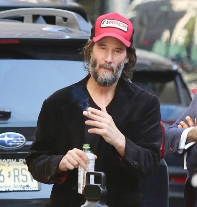 KEANU REEVES, LA HUMILDAD HECHA ESTRELLA UN DÍA DE DESCANSO EN UN PARQUE DE MANHATTAN