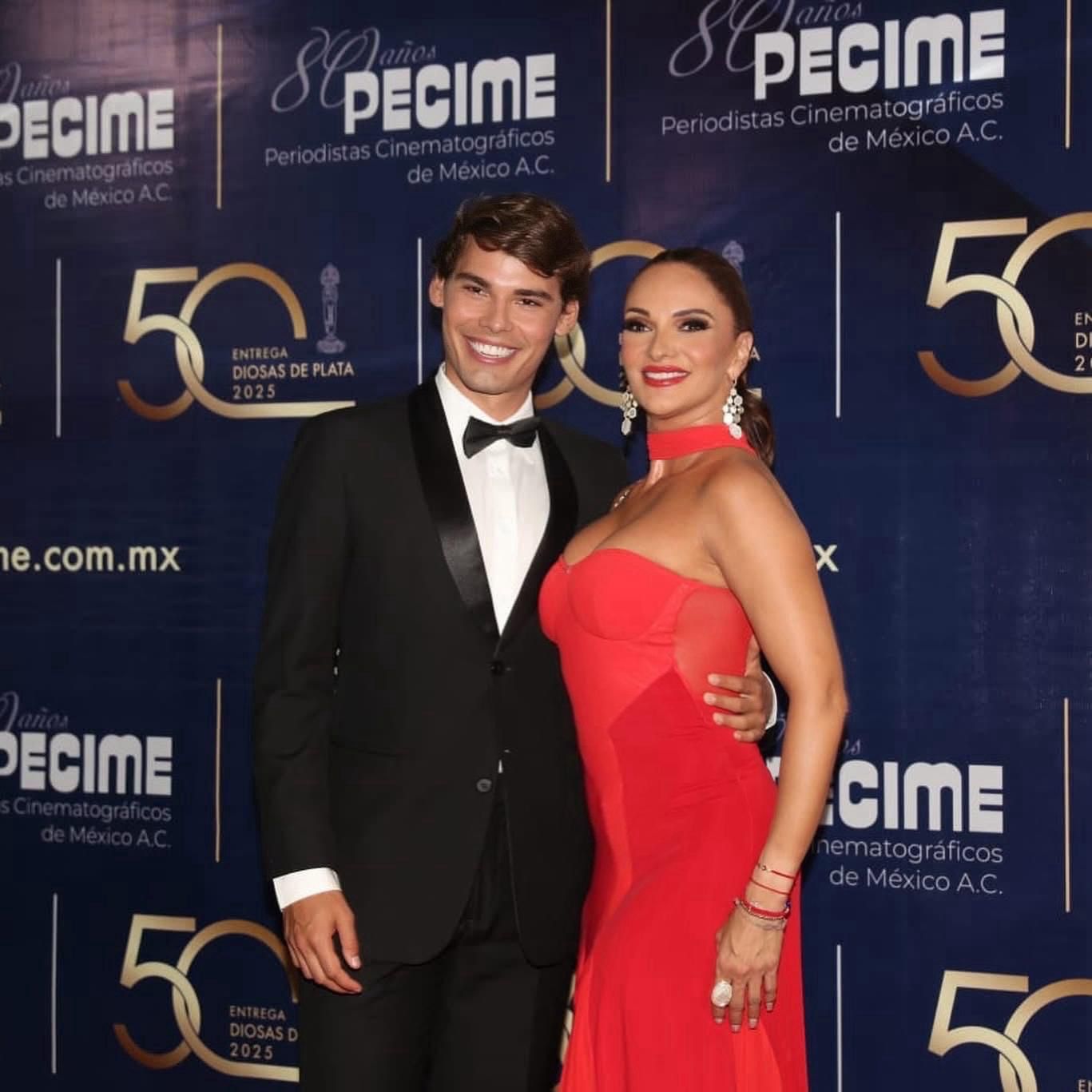 (Pascal junto a la estrella mexicana Mariana Seoane en la gala de los Premios Diosas de Plata)