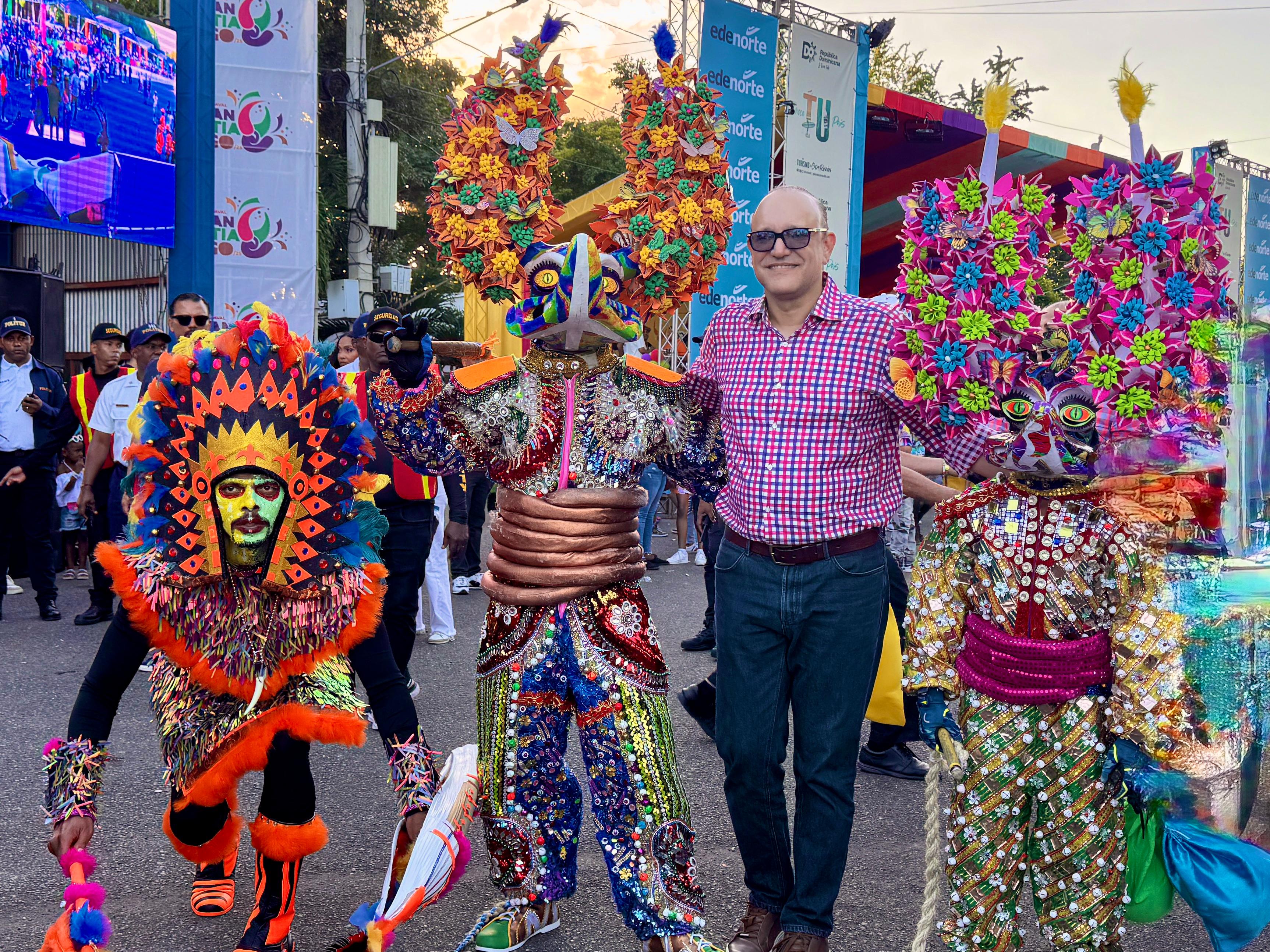 Santiago vibra con el inicio de su carnaval: un desfile de cultura, familia y diversión